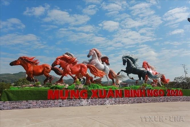 8 linh vật ngựa được tạo hình theo bức phong thủy nổi tiếng “mã đáo thành công”, góp phần tạo điểm nhấn cảnh quan và thu hút người dân, du khách đến tham quan tại xã Lao Bảo (tỉnh Quảng Trị).