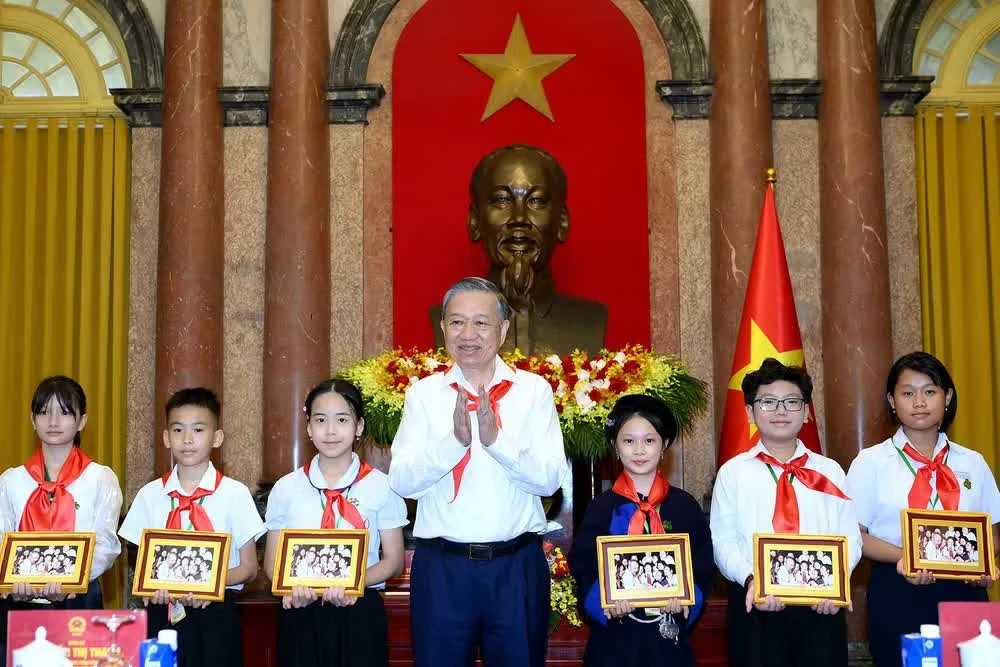 Tổng Bí thư, Chủ tịch nước Tô Lâm trao quà tặng các đại biểu đội viên tiêu biểu. Ảnh nhandan.vn