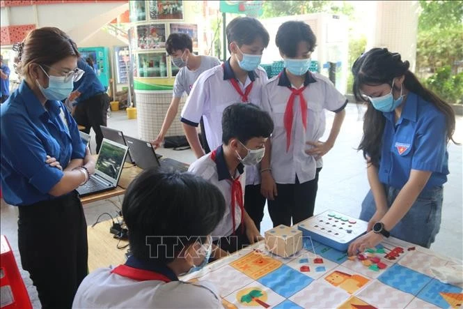 Học sinh cùng đoàn viên thanh niên tham gia các chương trình giáo dục STEM. Ảnh internet
