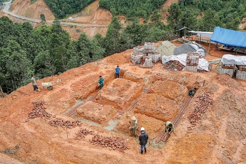 Thi công một móng nhà trong khu tái thiết.