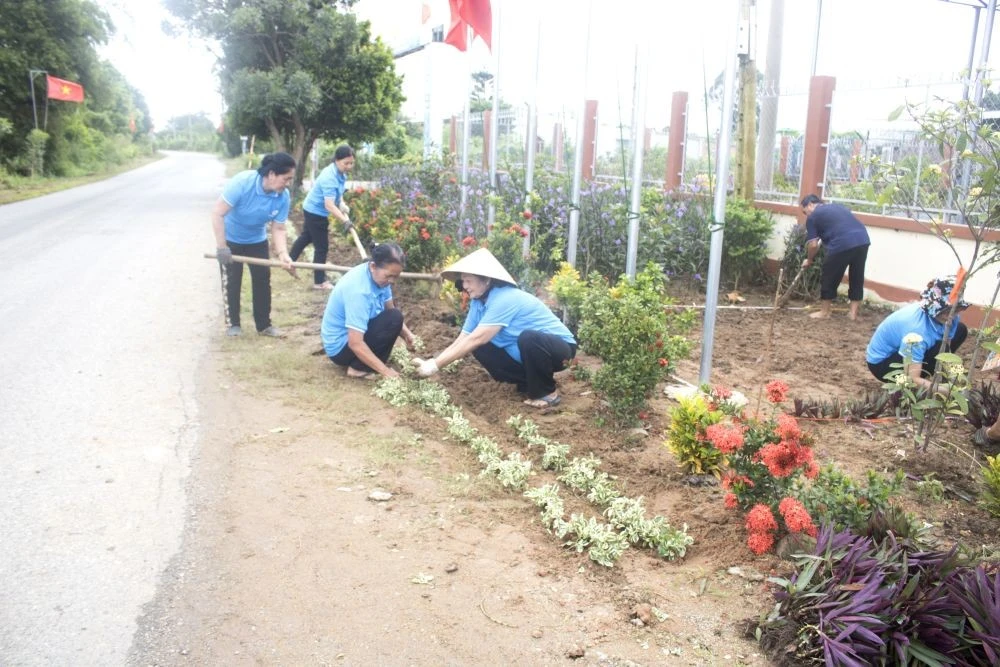 Người dân ấp Điều Hòa, xã Bạch Đằng, TP.Tân Uyên tham gia trồng hoa dọc tuyến đường chính đi qua địa bàn ấp.