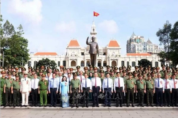 Tổng Bí thư, Chủ tịch nước Tô Lâm và các đại biểu trước Tượng đài Chủ tịch Hồ Chí Minh trên Đường Nguyễn Huệ, quận 1, TP Hồ Chí Minh. (ngày 17/8/2024).
