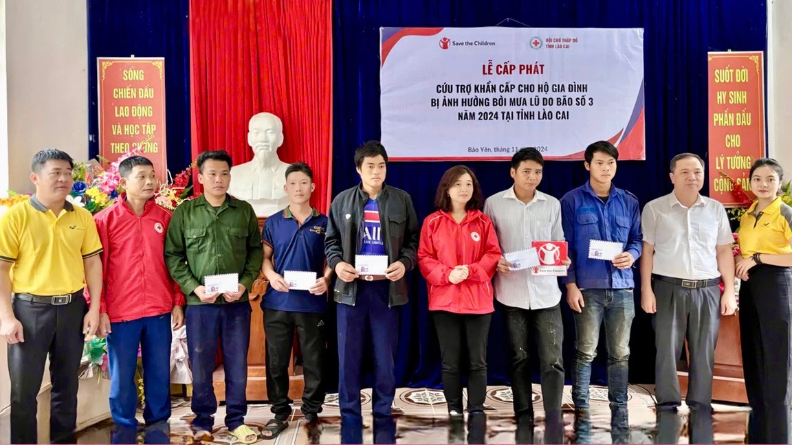trao-tien-ho-tro-cho-cac-ho-gia-dinh-bi-anh-huong-con-bao-so-3-tai-xa-tan-tien.jpg