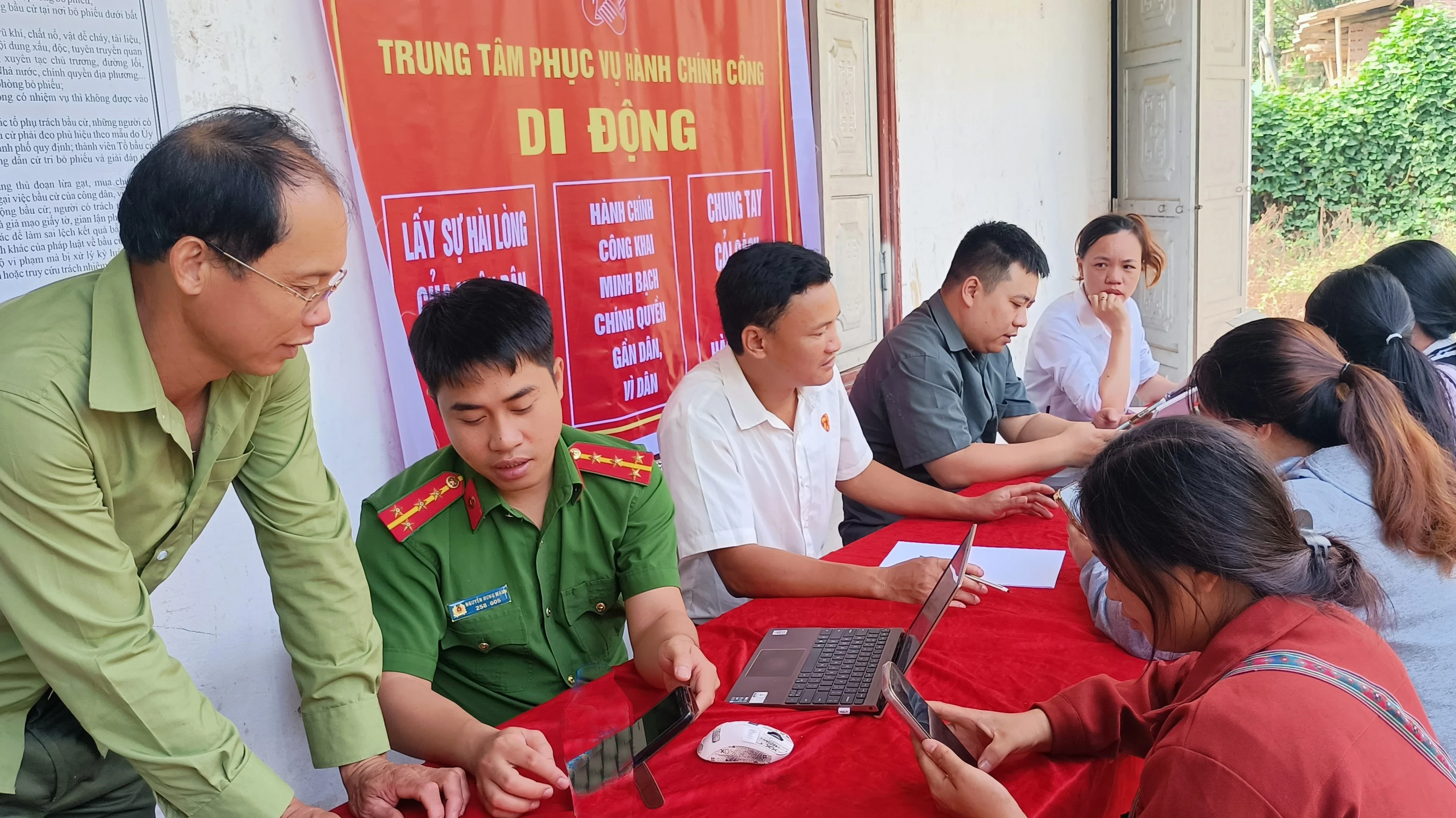 5-truc-tiep-giai-quyet-thu-tuc-hanh-chinh-tai-thon-vi-kem-9323.jpg