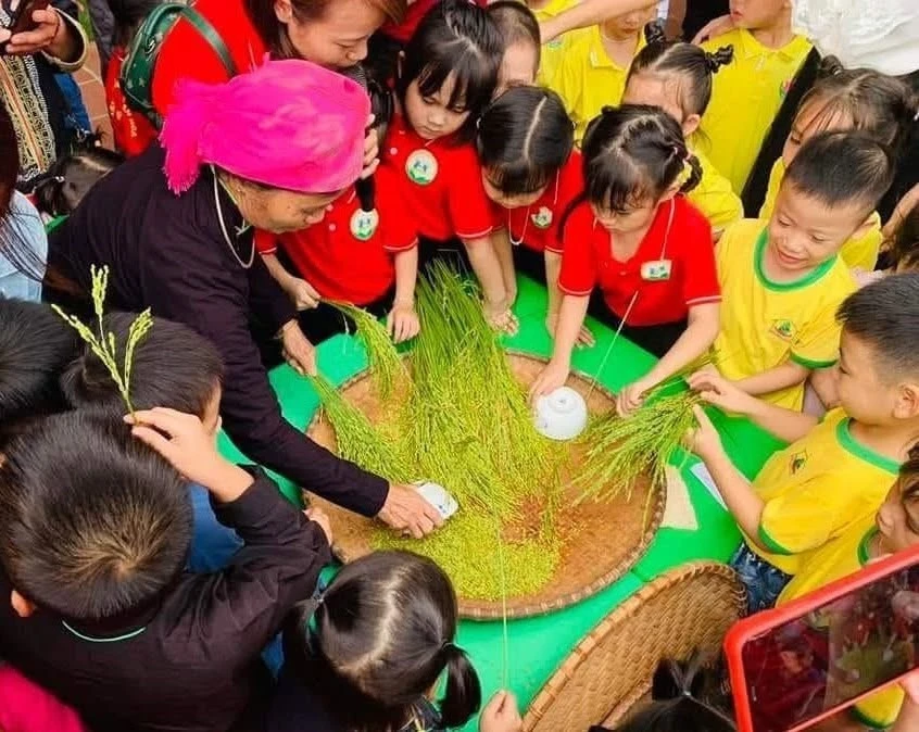 Không gian trải nghiệm làm cốm giúp du khách hiểu thêm về nghề truyền thống và những giá trị văn hóa gắn với đời sống người dân Hợp Thành.