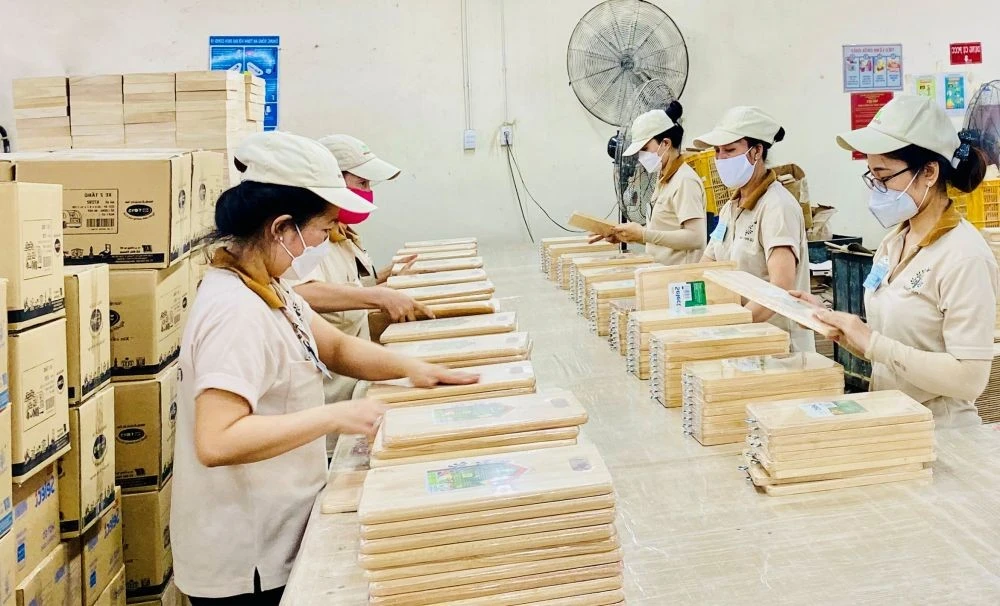 Hoạt động sản xuất tại Công ty Cổ phần Chế biến gỗ Đức Thành.