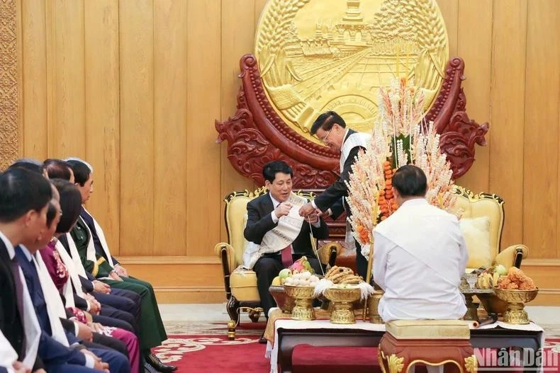 Hai nhà lãnh đạo Lễ buộc chỉ cổ tay nhân dịp đầu năm mới, Tết cổ truyền Bunpimay của Lào.
