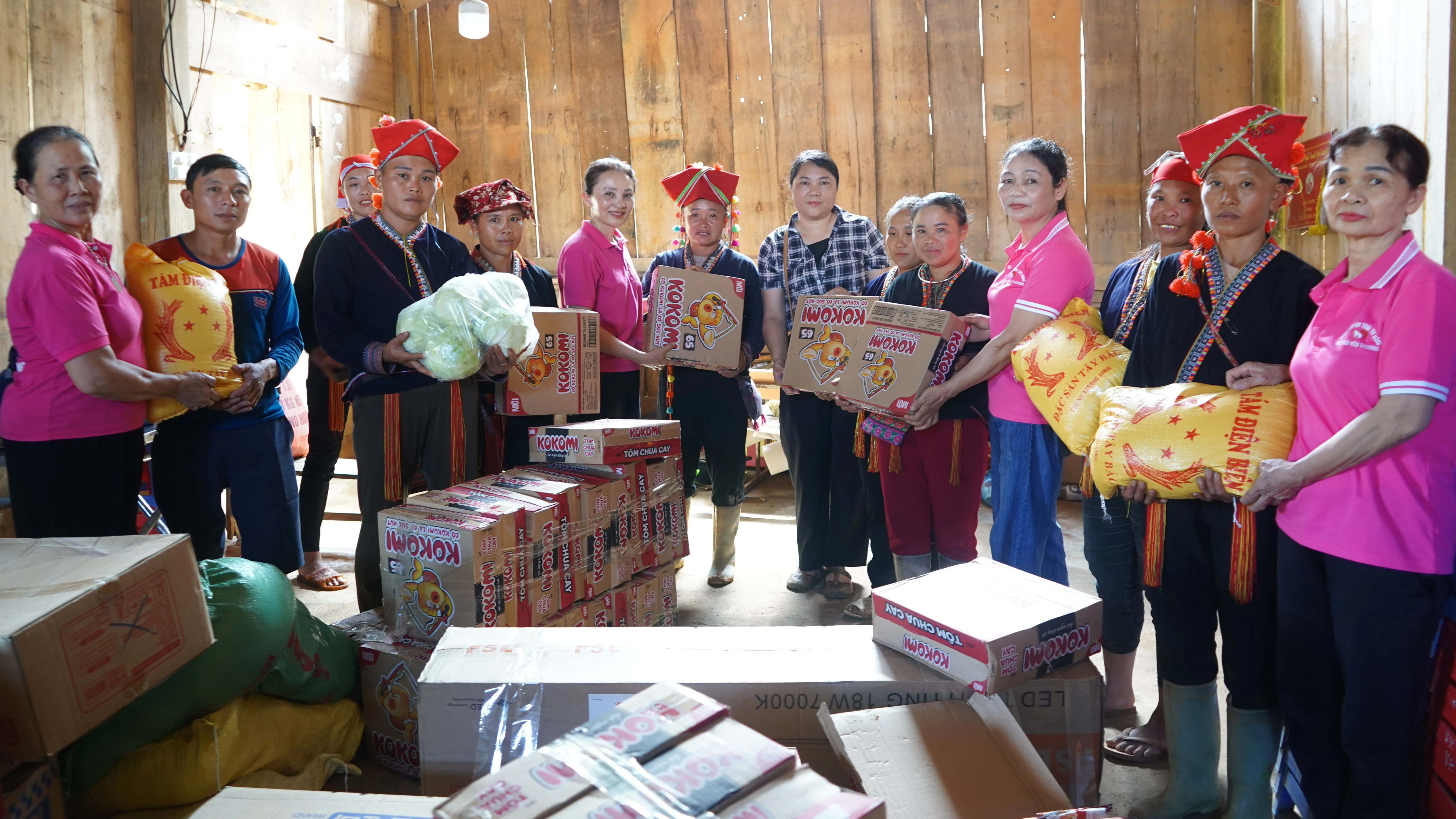 cau-lac-bo-trao-qua-cho-cac-ho-dan1.jpg