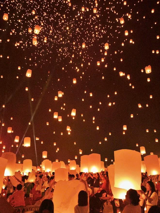 Lễ hội Yi Peng gắn liền với thành phố Chiang Mai, Thái Lan - nơi người dân và khách du lịch thường thả hàng nghìn khom loi (lồng đèn) lên bầu trời, với niềm tin sẽ xua đi vận rủi và gửi gắm những ước vọng an lành. Ảnh: tripadvisor
