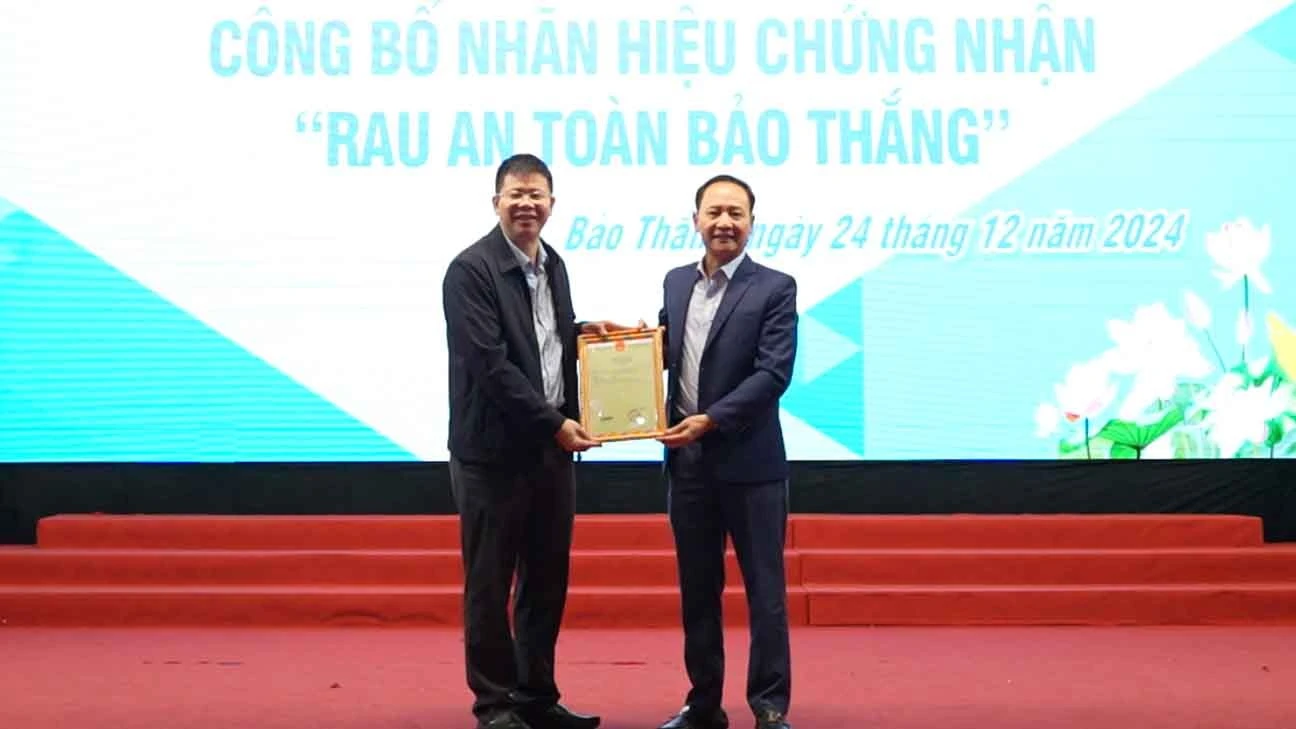 trao-giay-chung-nhan-rau-an-toan-cho-ubnd-huyen-bao-thang.jpg
