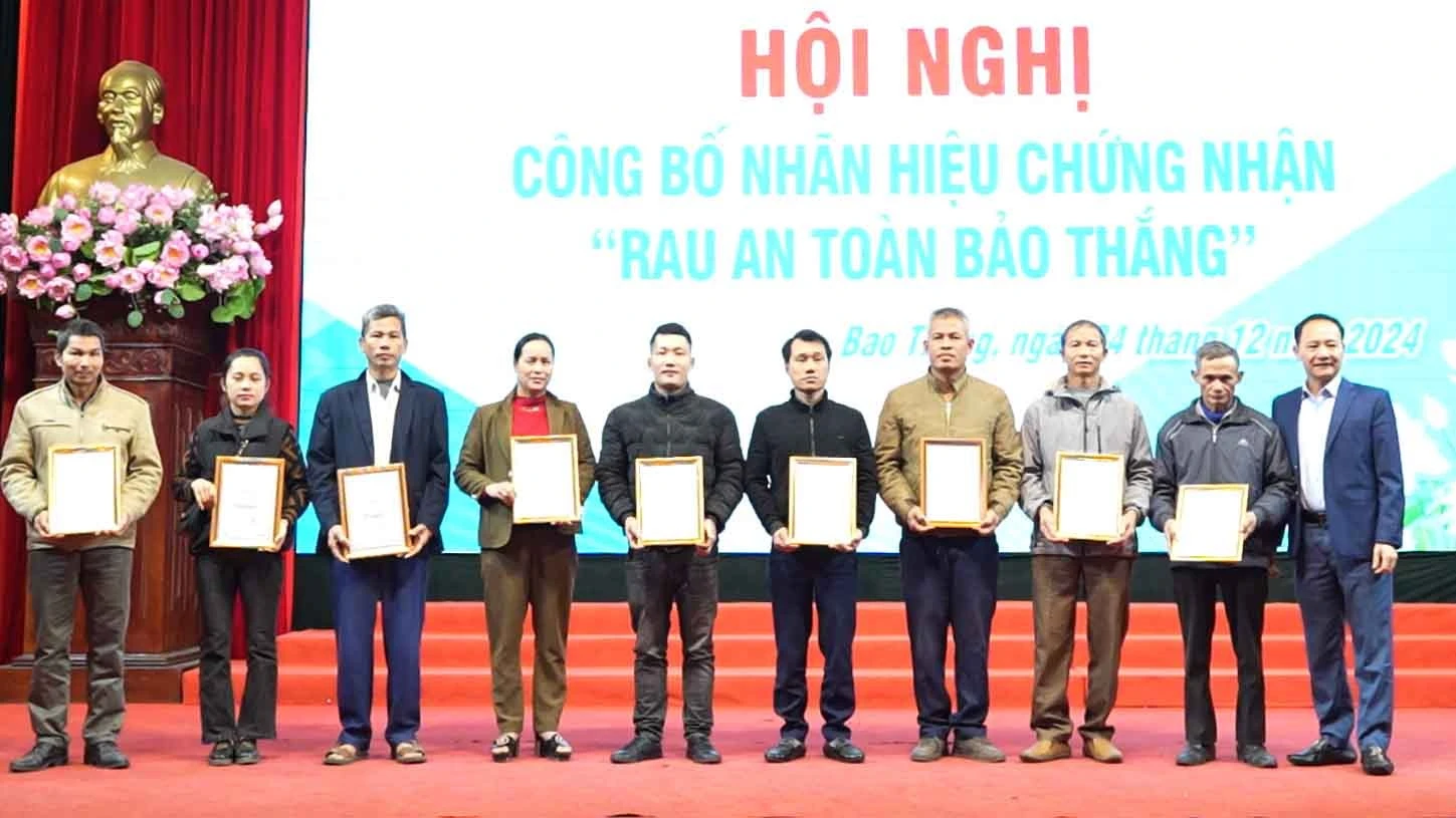 trao-giay-chung-nhan-quyen-su-dung-nhan-hieu-cho-cac-tap-the-ca-nhan-tai-huyen-bao-thang-1.jpg