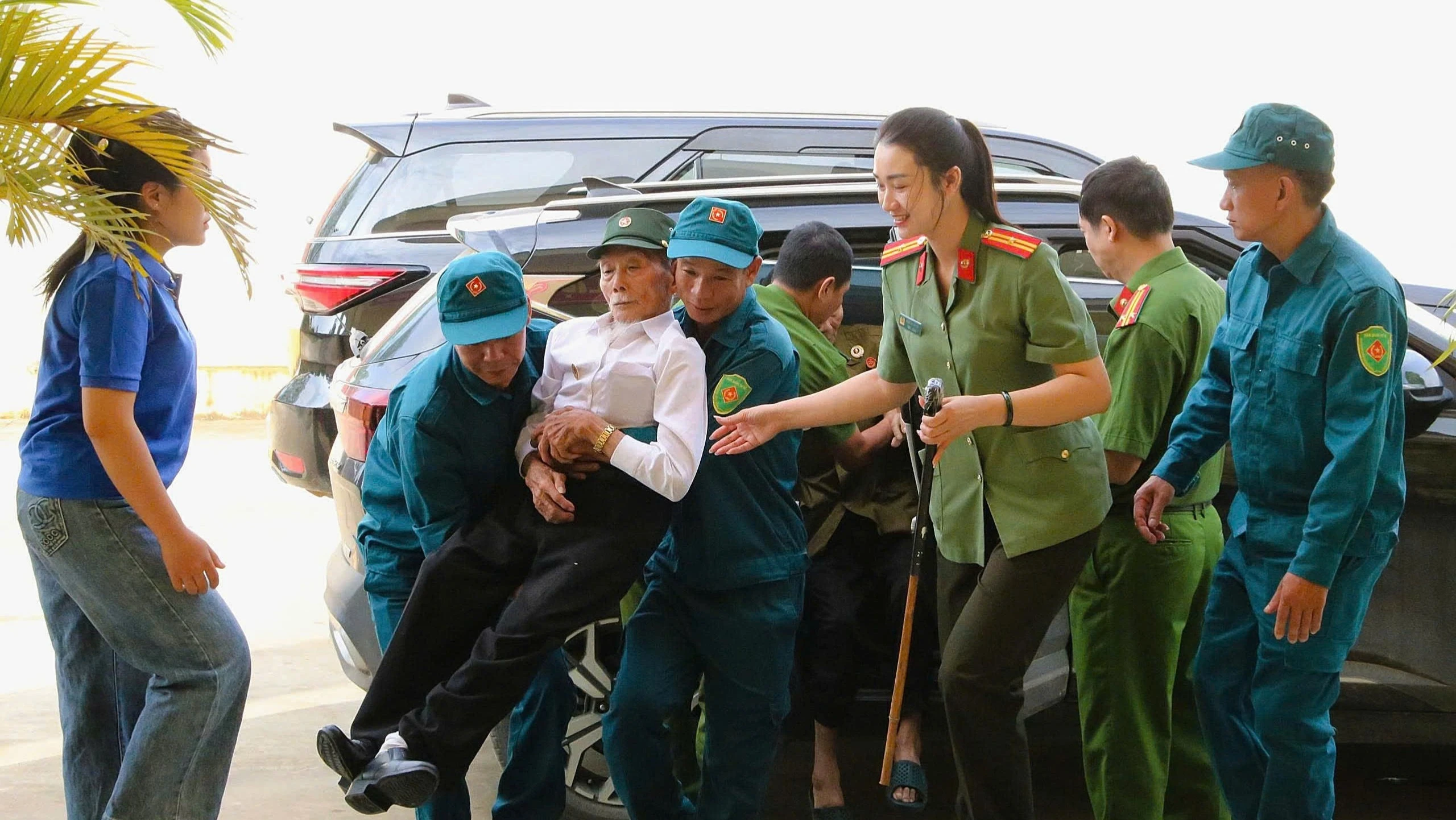 can-bo-chien-sy-ho-tro-than-nhan-vao-noi-lay-mau-khi-khong-di-lai-duoc-7516.jpg