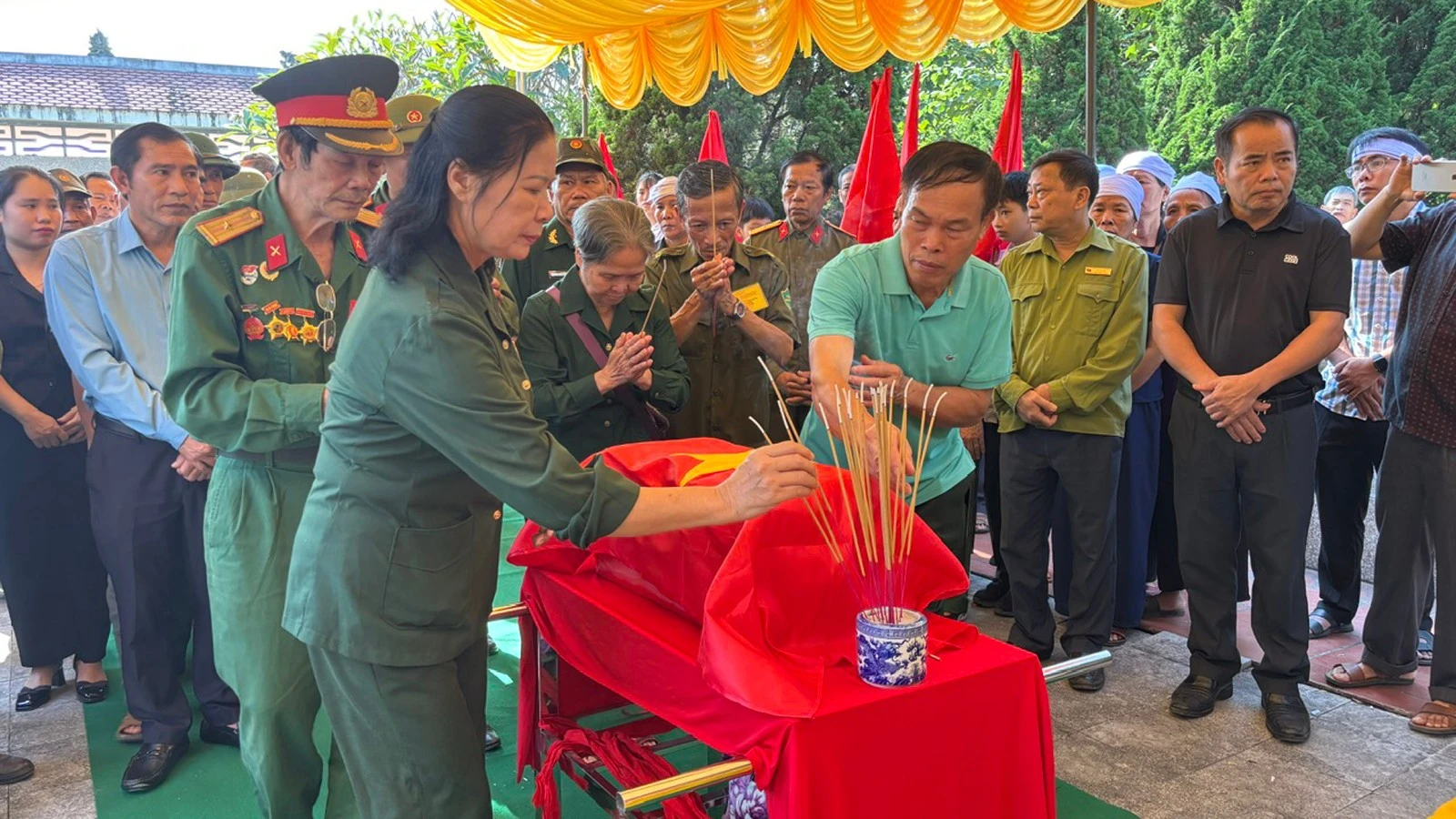 thap-huong-tuong-nho-liet-si-tran-quy-bau.jpg