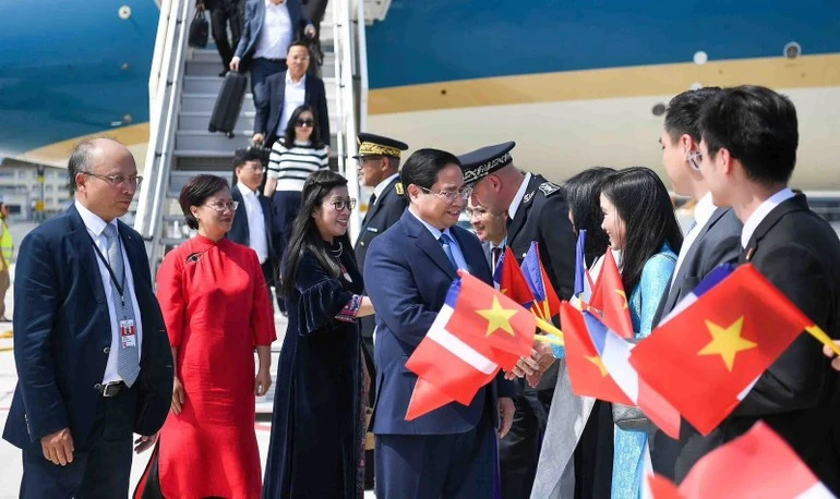 Cán bộ, nhân viên Đại sứ quán Việt Nam tại Pháp nồng nhiệt chào đón Thủ tướng Phạm Minh Chính và Phu nhân.