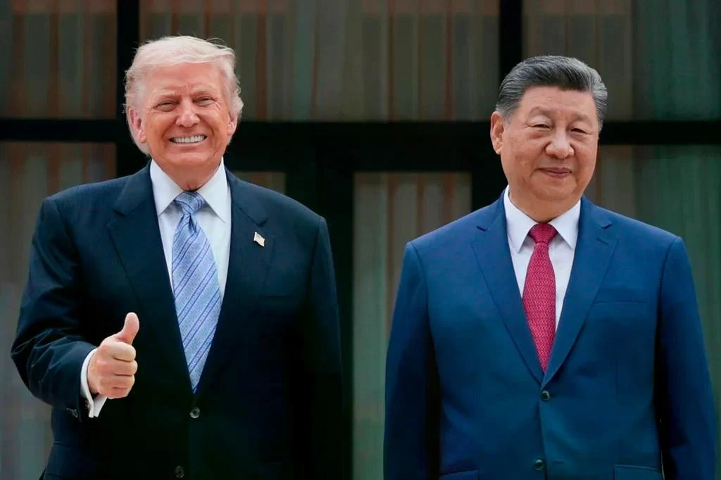 Tổng thống Mỹ Donald Trump (trái) và Chủ tịch Trung Quốc Tập Cận Bình trong chuyến thăm khu phức hợp Trung Nam Hải ở Bắc Kinh, ngày 15/5/2026.
