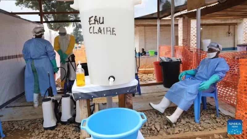 Nhân viên y tế tại một trung tâm điều trị Ebola ở Mongbwalu, tỉnh Ituri, Cộng hòa Dân chủ Congo, ngày 20/6/2026. (Ảnh: Tân Hoa xã)