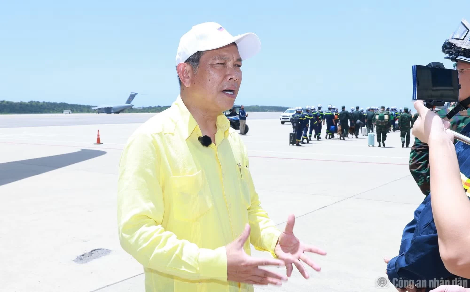 Đại sứ Vũ Trung Mỹ bày tỏ xúc động và tự hào được đón đoàn tại sân bay quốc tế Simon Bolivar.