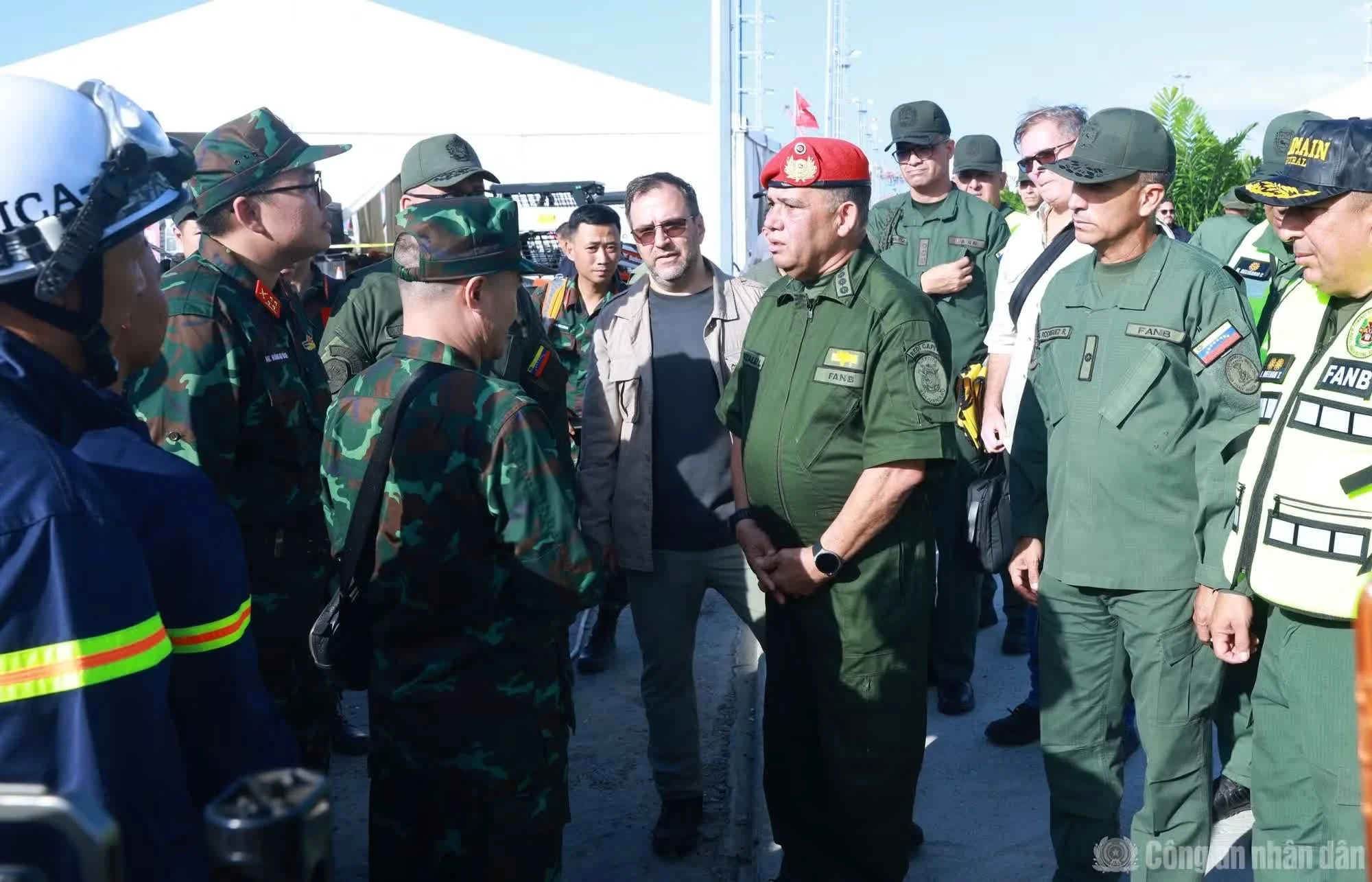Thiếu tướng Gustavo González López bày tỏ sự cảm kích trước tinh thần trách nhiệm, tính chuyên nghiệp và sự nỗ lực của lực lượng cứu hộ Việt Nam.
