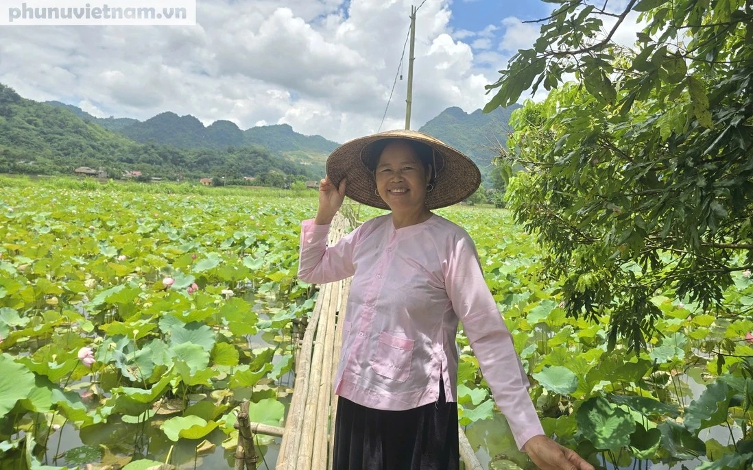 Bà Hoàng Thị Úc (người dân tộc Tày, tỉnh Lào Cai) cải tạo đầm, trồng sen và đón khách tham quan.