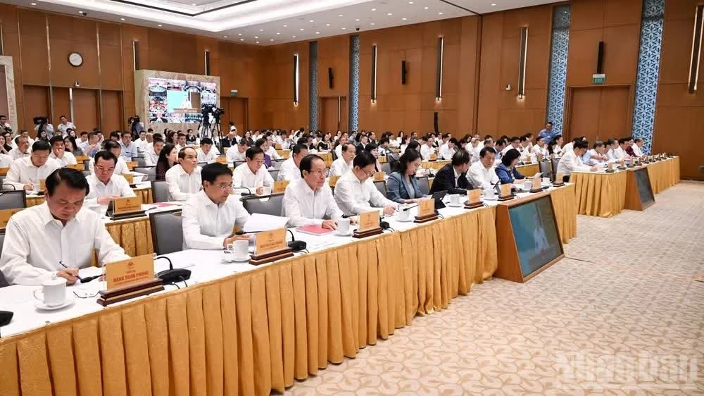 Các đồng chí lãnh đạo, đại biểu tham dự Phiên họp Chính phủ thường kỳ tháng 6 và Hội nghị trực tuyến với địa phương. (Ảnh: TRẦN HẢI)