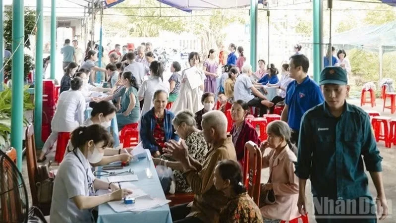 Bệnh viện Việt-Hàn Đà Nẵng tổ chức khám cho 4.146 người dân trên xã đảo Tam Hải.