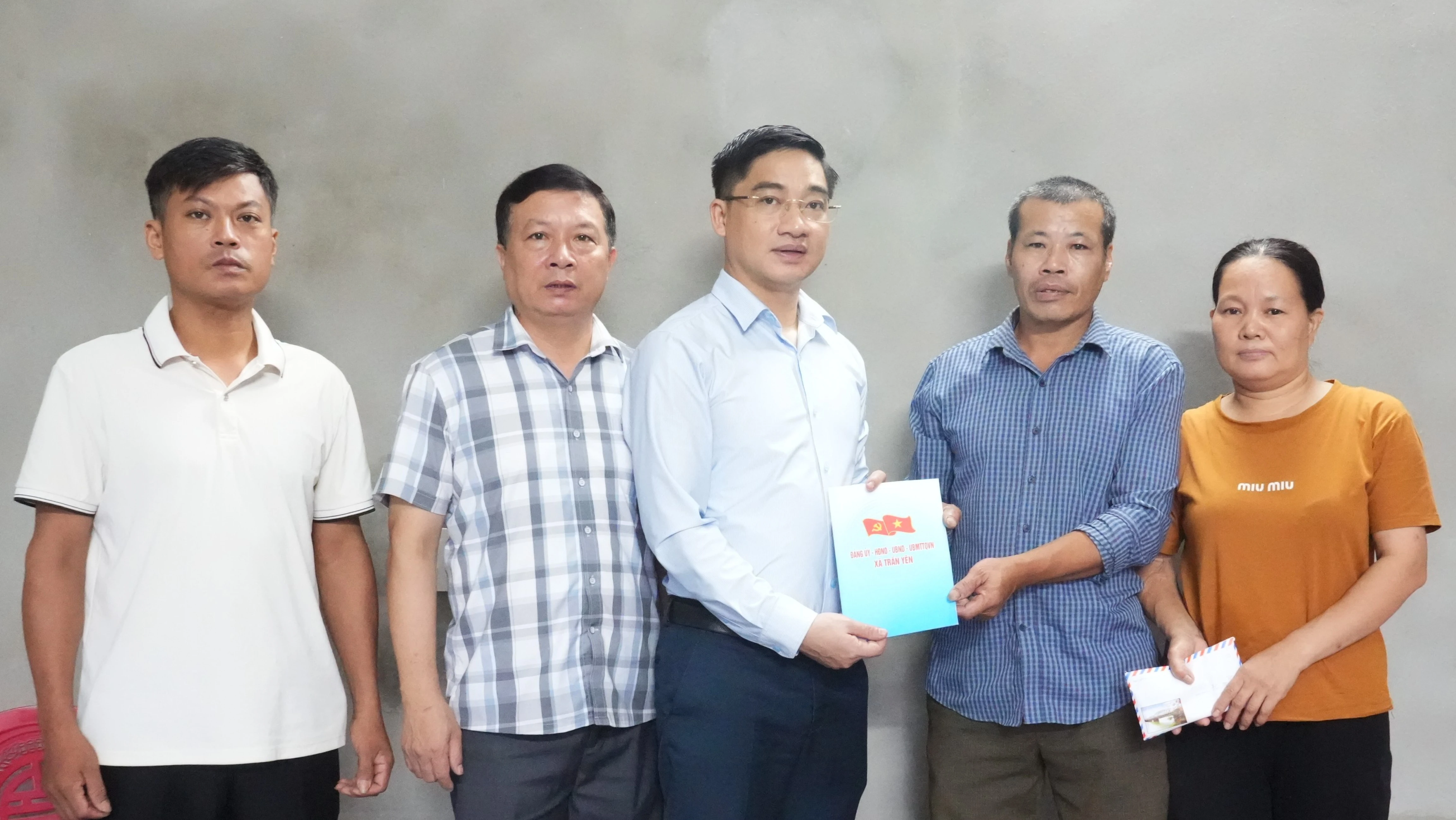 trao-ho-tro-70-trieu-dong-cho-ba-vu-thi-canh-thon-dao-thinh-1-thuoc-dien-xay-moi-nha-o-7313.jpg