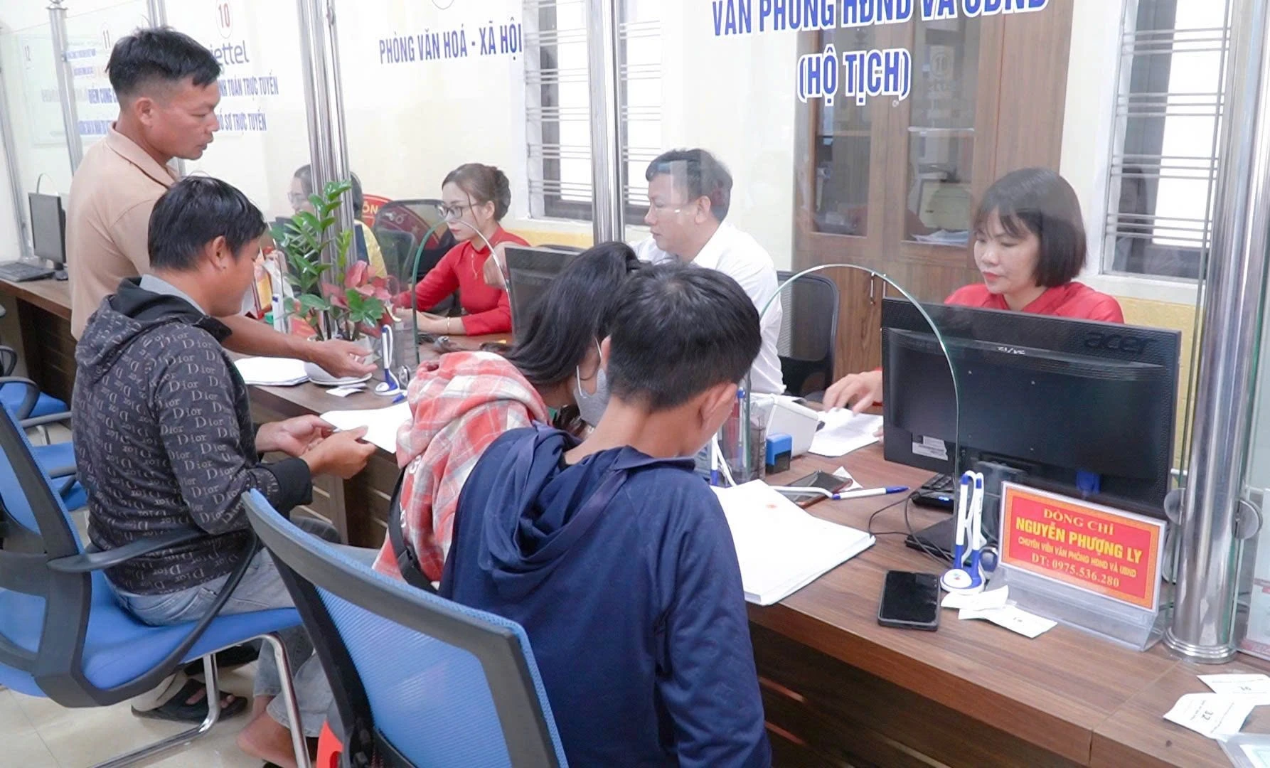 Người dân giải quyết TTHC tại Trung tâm Phục vụ hành chính công xã Mậu A.