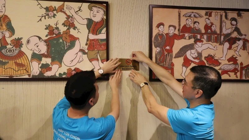 Gắn biển “Cấm hút thuốc” tại một nhà hàng ở thành phố Huế.