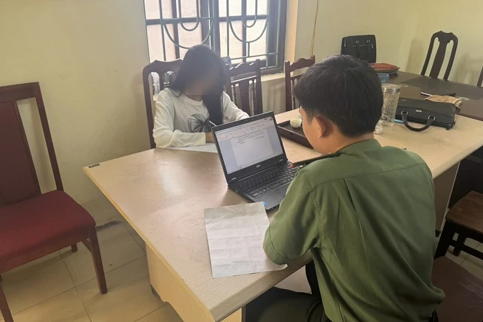 Cán bộ Phòng An ninh mạng làm việc với L.T.C - Ảnh: Công an tỉnh Hưng Yên