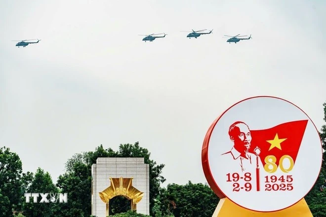 Biên đội máy bay trực thăng bay trên khu vực Quảng trường Ba Đình diễn tập cho màn diễu binh, diễu hành trong Lễ kỷ niệm 80 năm Cách mạng Tháng Tám thành công và Quốc khánh nước Cộng hòa xã hội chủ nghĩa Việt Nam.