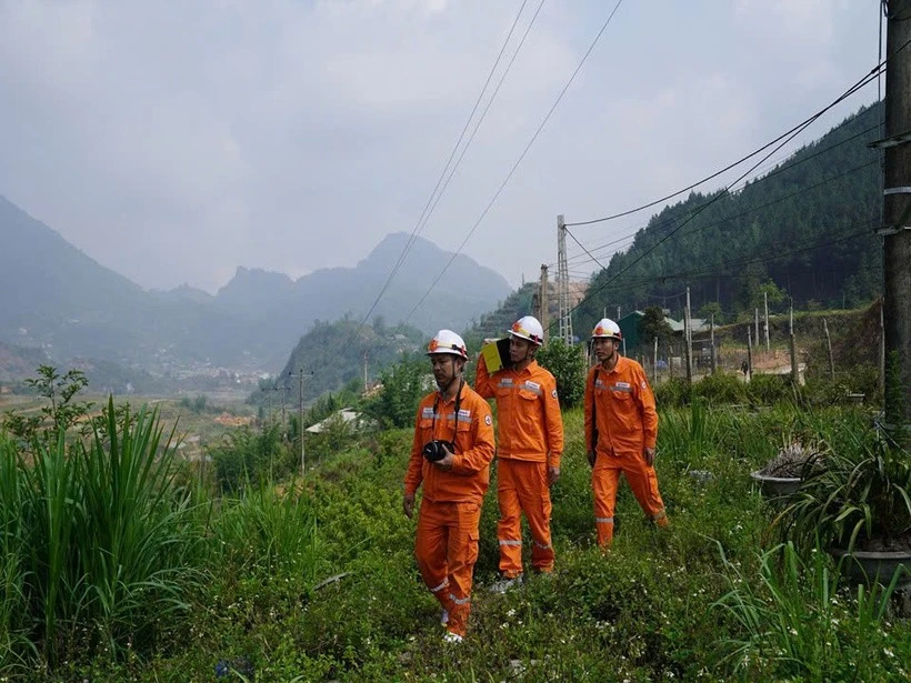 Công nhân điện lực Lào Cai kiểm tra hệ thống điện trong mùa nắng nóng cao điểm.
