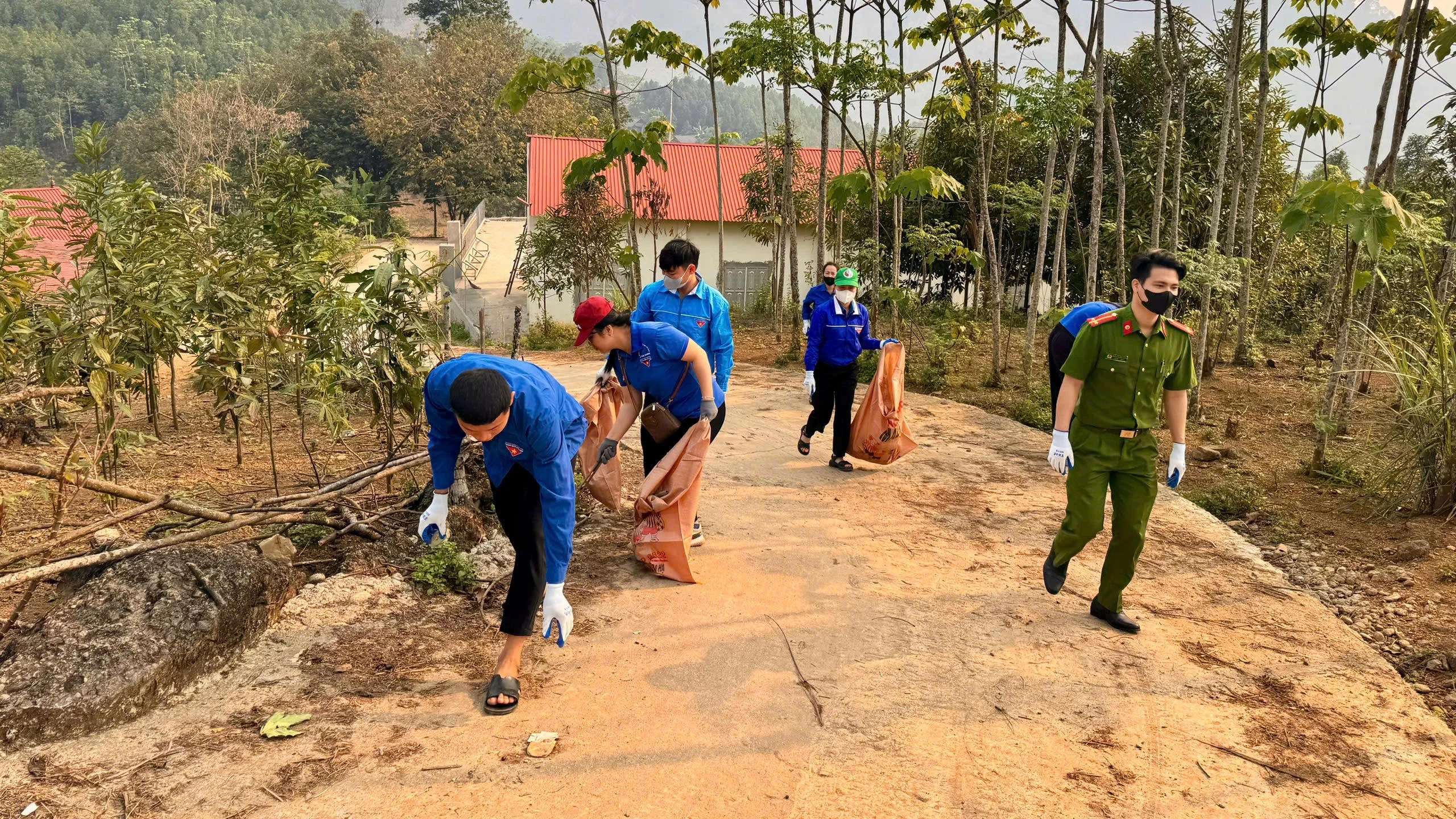 ve-sinh-moi-truong-thu-gom-rac-thai-tuyen-duong-giao-thong-nong-thon.jpg