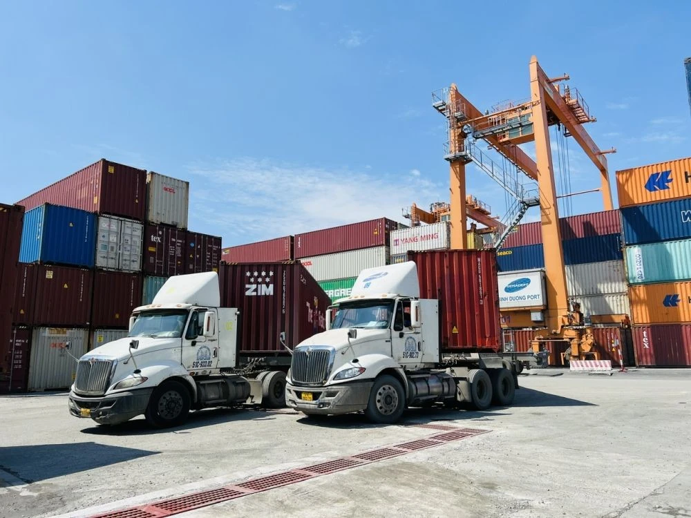 Kim ngạch xuất khẩu của Bình Dương tăng trưởng cao trong 6 tháng đầu năm 2025. Trong ảnh: Hoạt động bốc xếp hàng hoá tại Cảng Bình Dương.