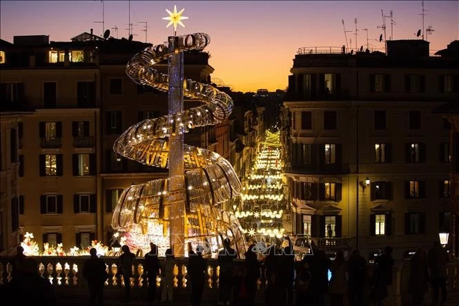 Đường phố được trang hoàng đón Giáng sinh tại Rome, Italy.
