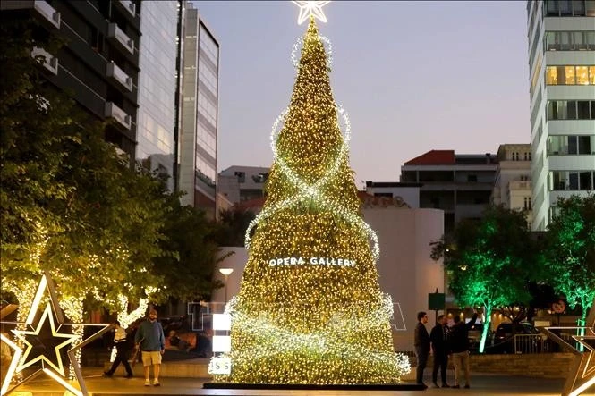 Đường phố được trang hoàng rực rỡ đón Giáng Sinh tại Beirut, Liban.