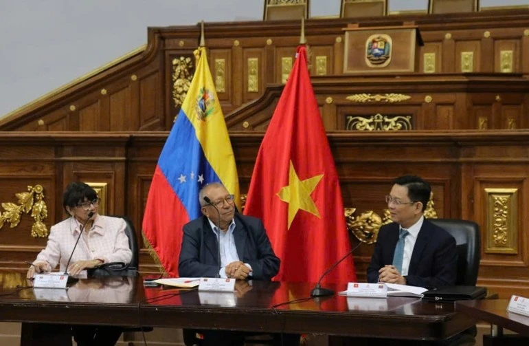 Ông Saul Ortega, Chủ tịch Nhóm Nghị sĩ hữu nghị Venezuela-Việt Nam tiếp và làm việc với Đoàn Liên hiệp các tổ chức hữu nghị Việt Nam thăm Venezuela tháng 5/2025.