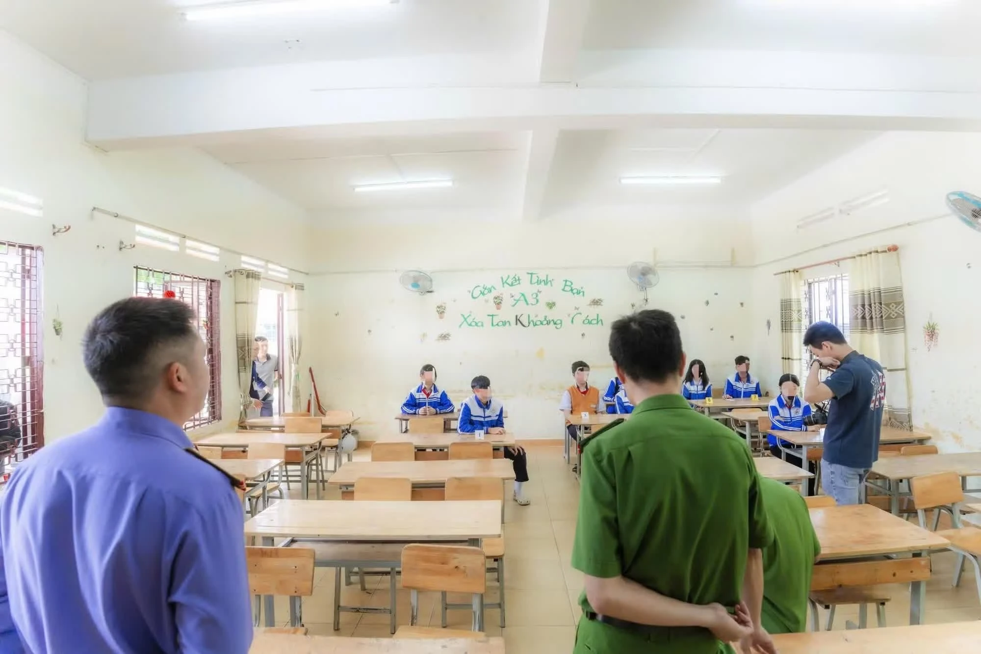 Lực lượng chức năng làm việc với những học sinh liên quan.