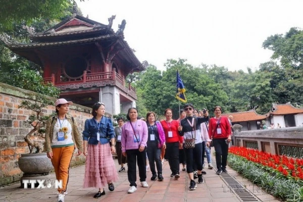 Du khách Trung Quốc tham quan Thủ đô Hà Nội.