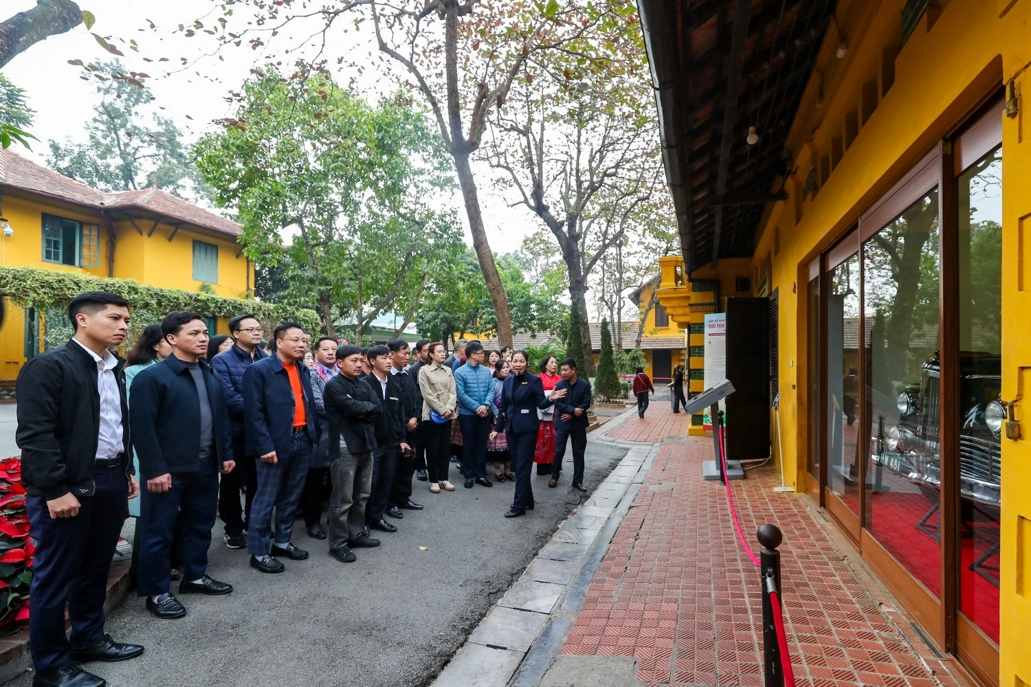 Đoàn đại biểu nghe hướng dẫn viên kể về cuộc đời và những kỷ vật của Bác Hồ.