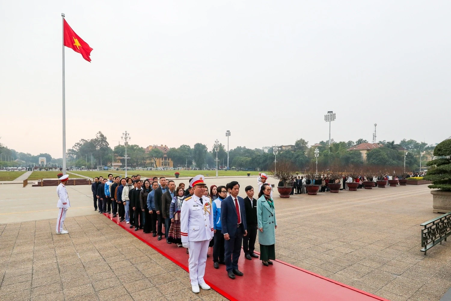 Đoàn nghiêm trang xếp hàng vào Lăng viếng Bác.