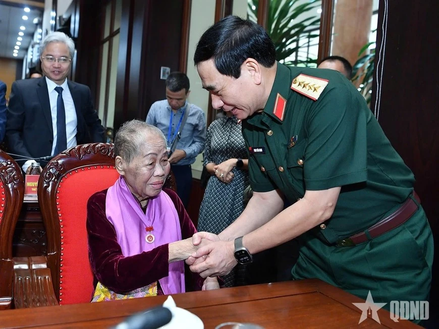 Đại tướng Phan Văn Giang thăm hỏi các đại biểu tại buổi gặp mặt.