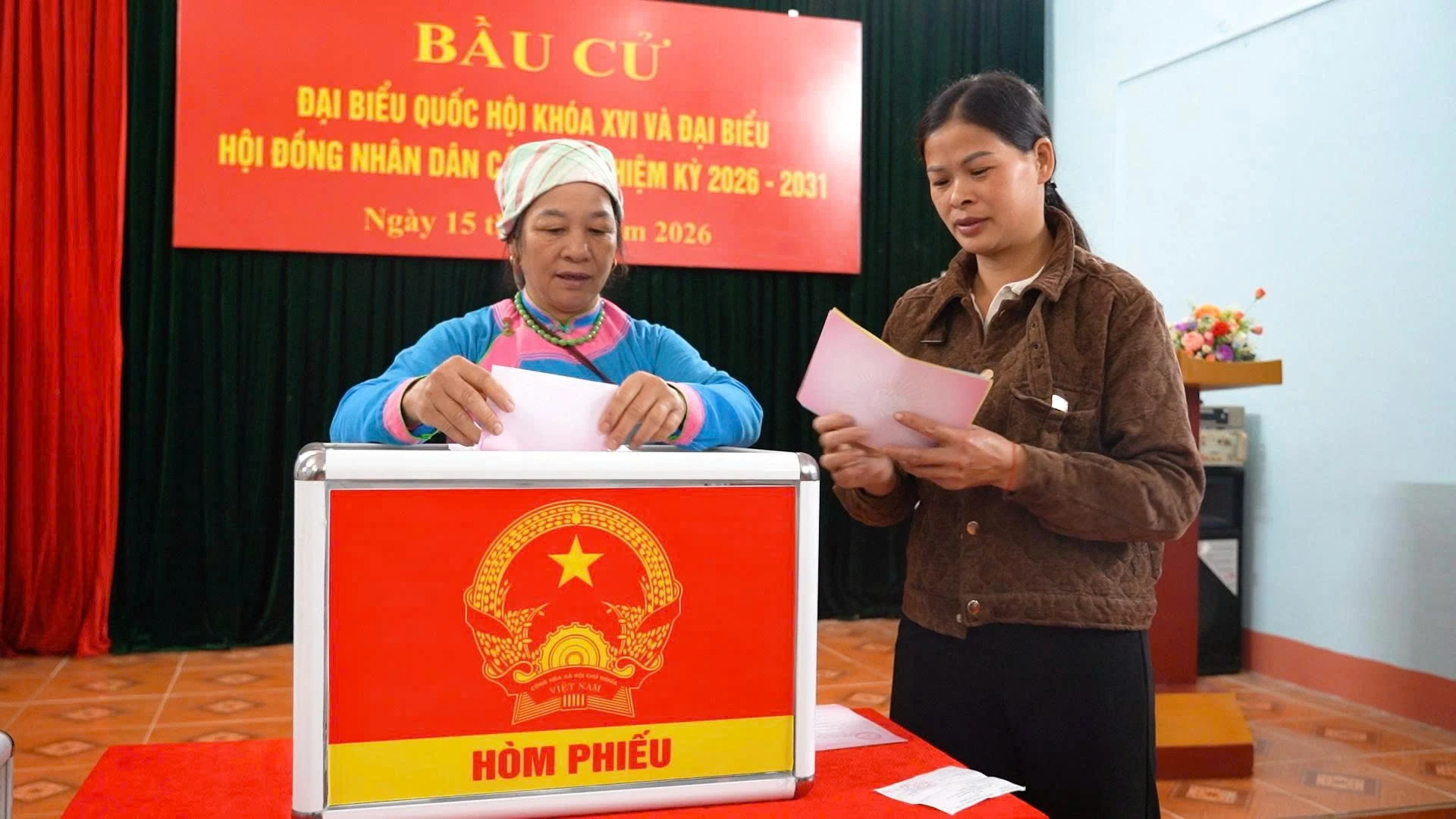 Cử tri xã Bản Xèo tham gia bỏ phiếu.