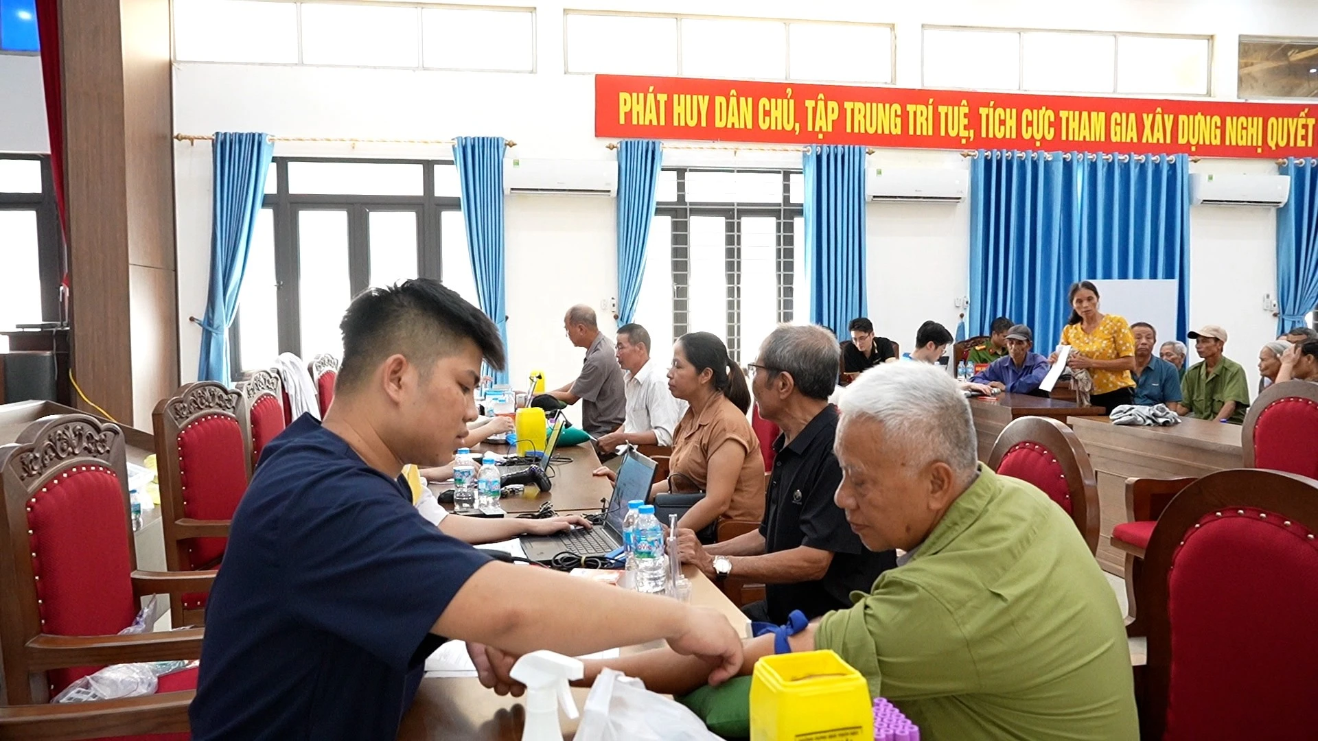 Lấy mẫu ADN của thân nhân liệt sĩ.