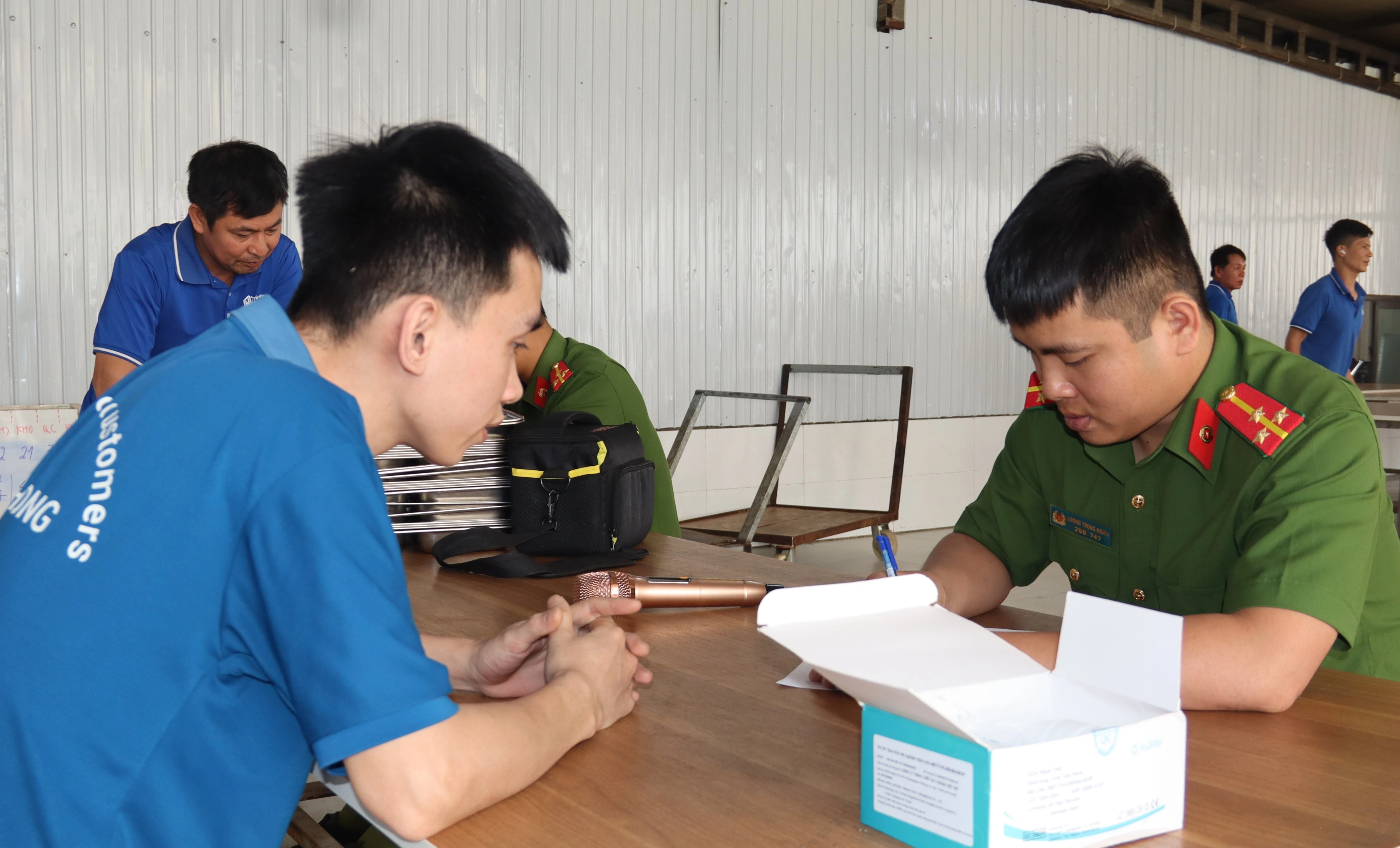 can-bo-cong-an-test-ngau-nhien-anh-thanh-nghi-20-6772.jpg