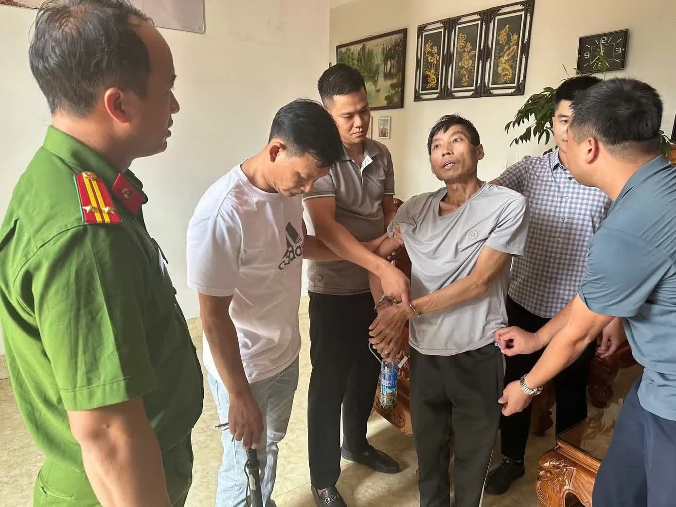 Công an tỉnh Lào Cai bắt giữ thành công đối tượng truy nã lẩn trốn trên địa bàn. Ảnh: Công an cung cấp.