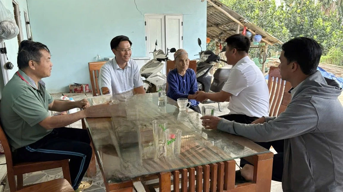 dong-chi-bi-thu-huyen-uy-hoang-quoc-bao-tham-dong-vien-cac-ho-dan-dien-di-doi-khan-cap-tai-xa-viet-tien.jpg