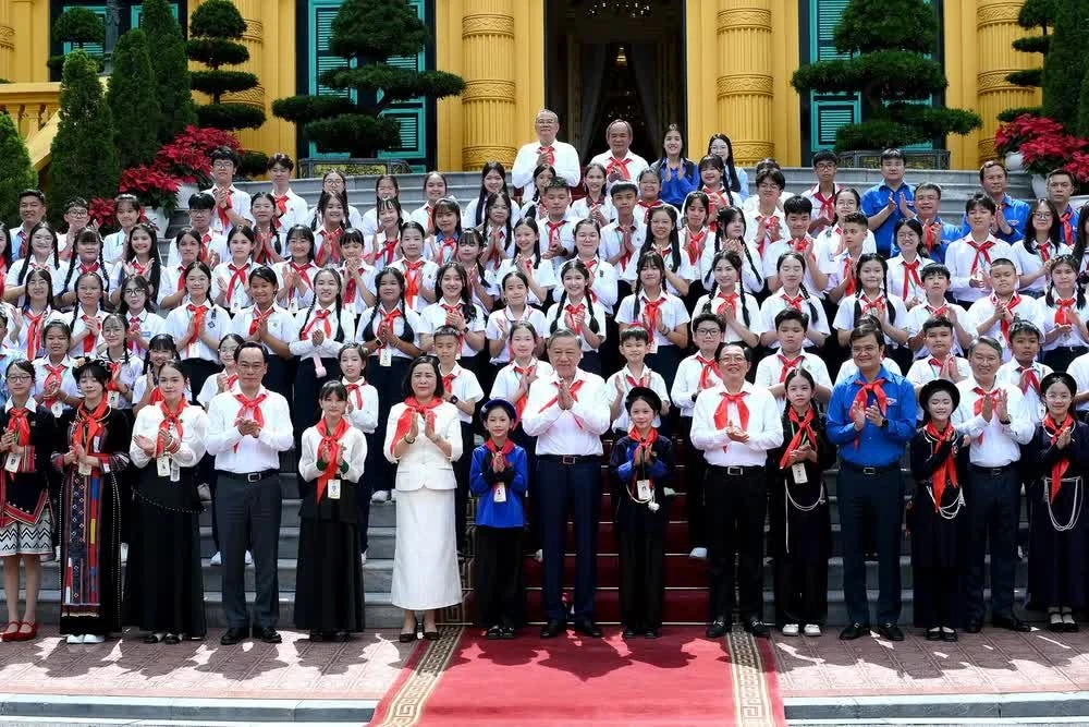 Tổng Bí thư, Chủ tịch nước Tô Lâm với các đại biểu dự cuộc gặp mặt đội viên Đội Thiếu niên Tiền phong Hồ Chí Minh tiêu biểu. Ảnh nhandan.vn