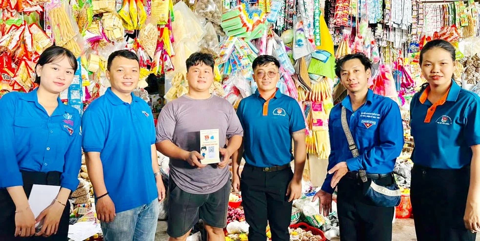 Phường đoàn Thái Hòa (TP.Tân Uyên) trao tặng mã QR thanh toán cho các hộ kinh doanh.