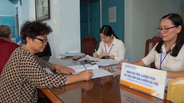 Chi trả lương hưu cho người hưởng.