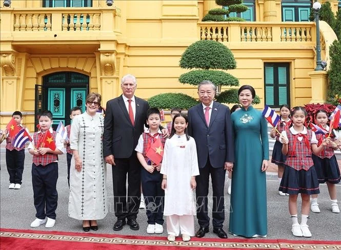 Tổng Bí thư Tô Lâm và Phu nhân Ngô Phương Ly cùng Bí thư thứ Nhất Đảng Cộng sản Cuba, Chủ tịch nước Cộng hòa Cuba Miguel Díaz-Canel Bermúdez và Phu nhân Lis Cuesta Peraza chụp ảnh chung.